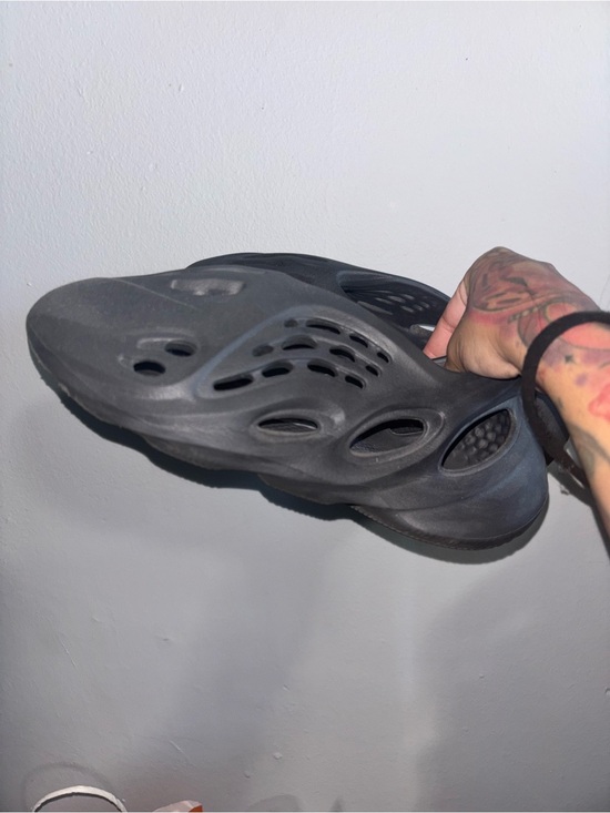 Yeezy Foam Runner in onyx main image 2